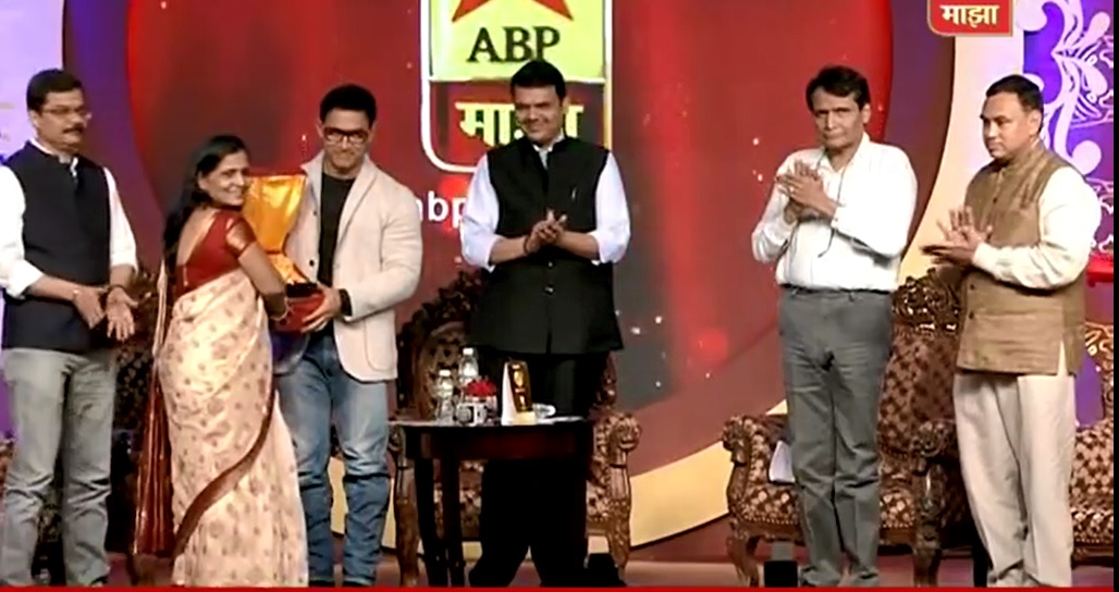 Dr. Nootan Mali felicitating Mr. Amir Khan